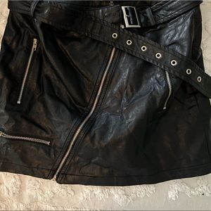 Black leather mini skirt 🖤
